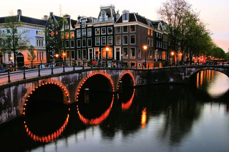 阿姆斯特丹著名运河在荷兰黄昏时分亮起