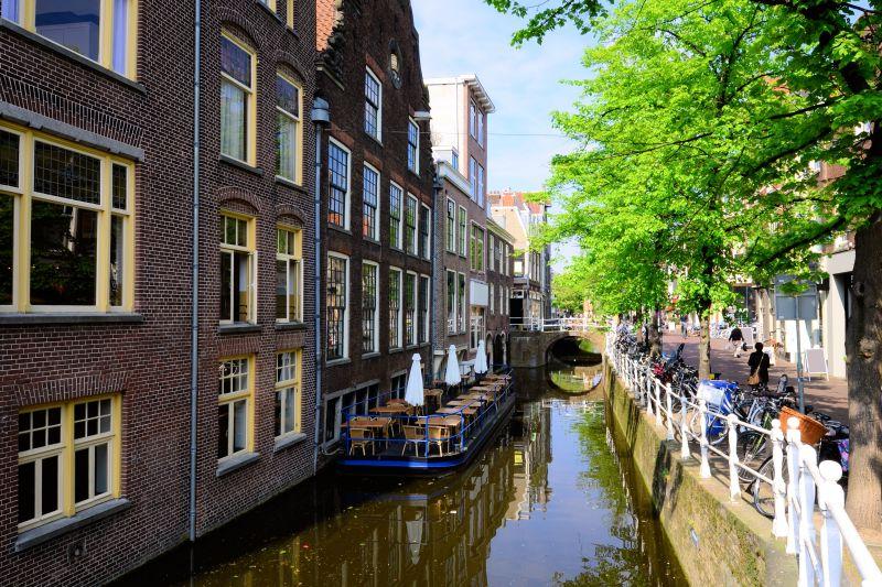 俯瞰荷兰城市代尔夫特的运河
