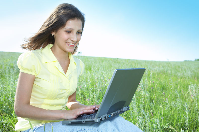 美女在户外办公