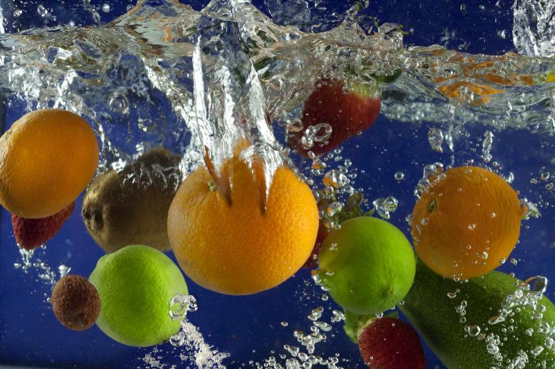 水果图片 在蓝色背景下泡在水中的水果素材 高清图片 摄影照片 寻图免费打包下载