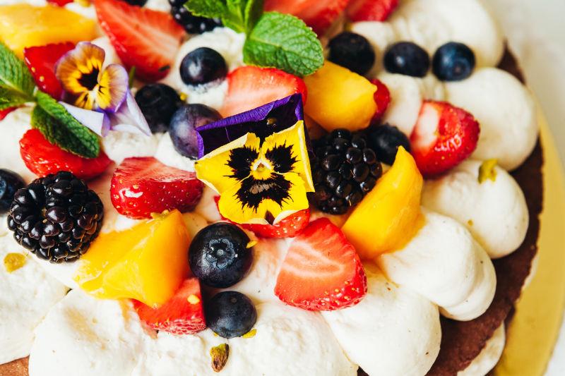 白色背景上的新鲜的红色和蓝色的浆果馅饼