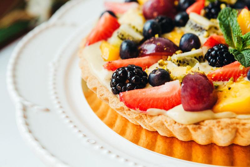 白色背景上的新鲜浆果馅饼