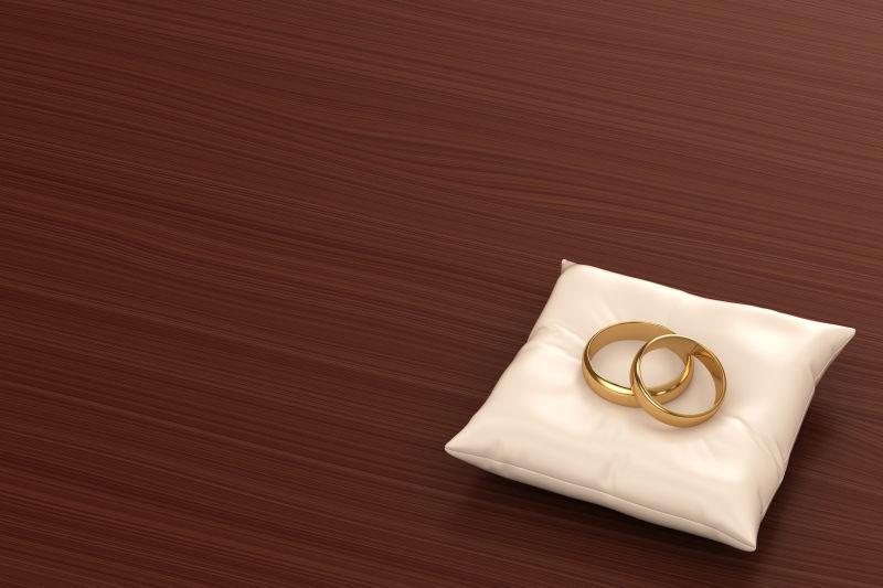 木桌面上的黄金结婚对戒