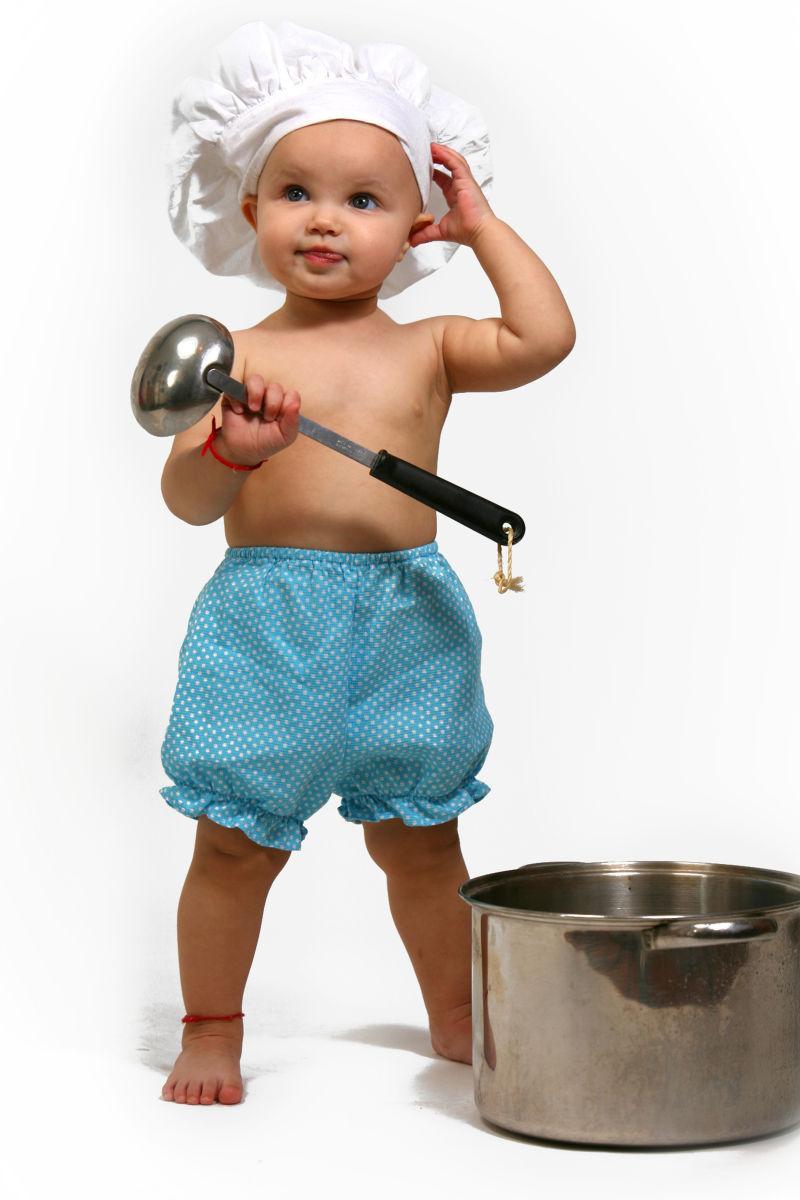 白色背景中带着厨师帽的小孩厨师