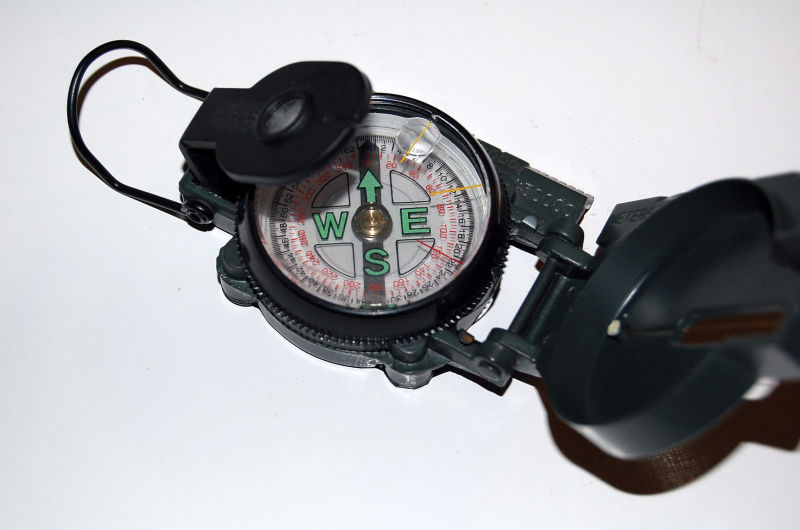 白色背景上的现代黑色指南针