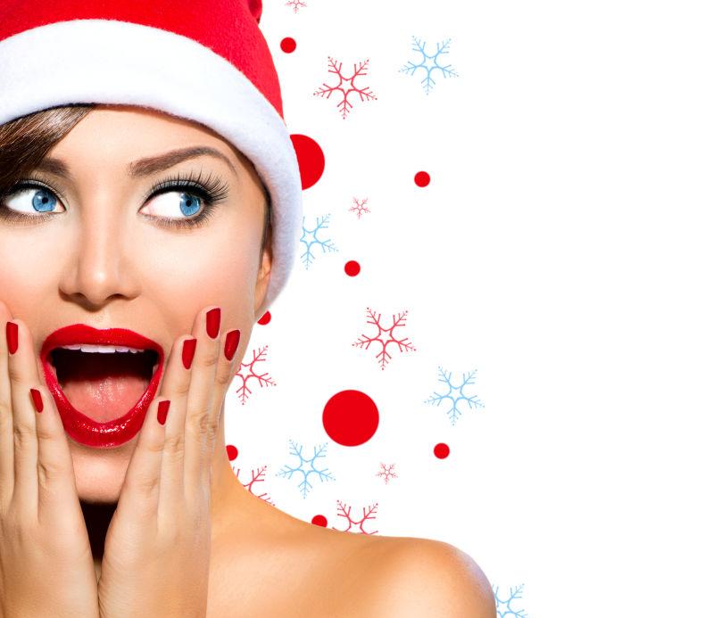 白色背景下戴着圣诞帽的美女