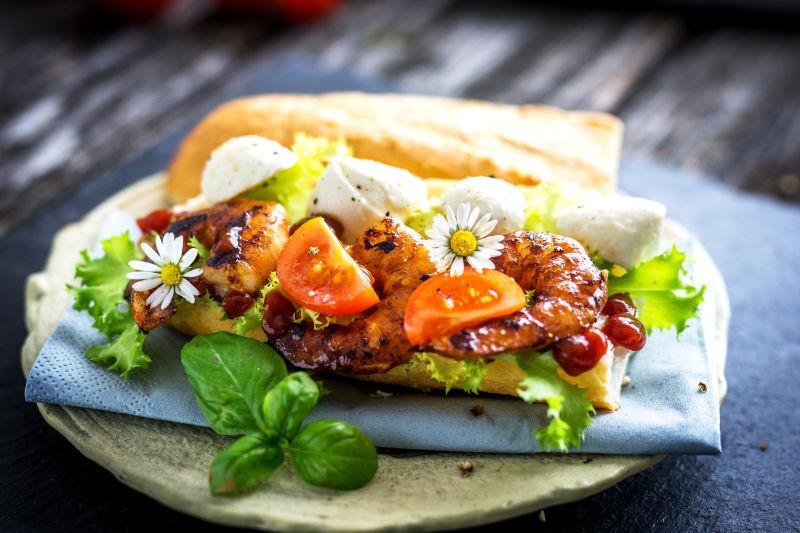 木盘子里的美味虾仁三明治