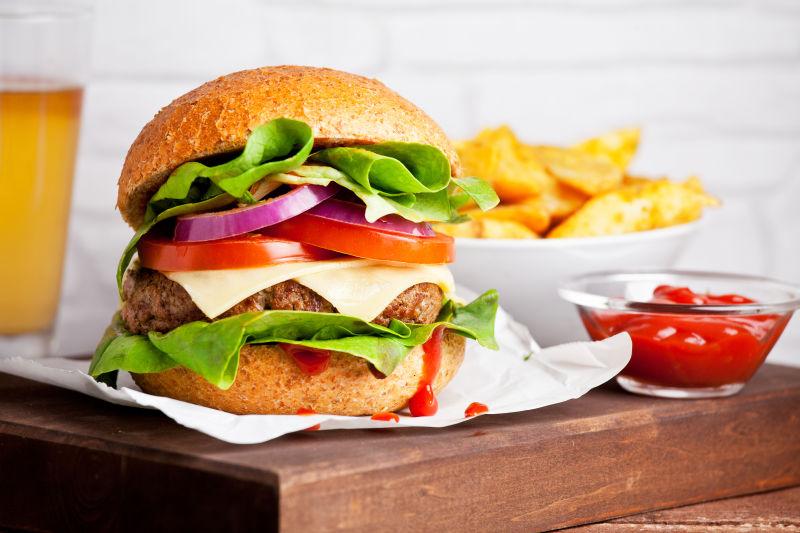 桌子上的超大份汉堡