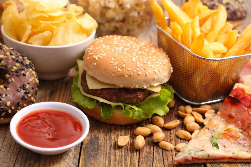 桌子上丰盛的快餐食品