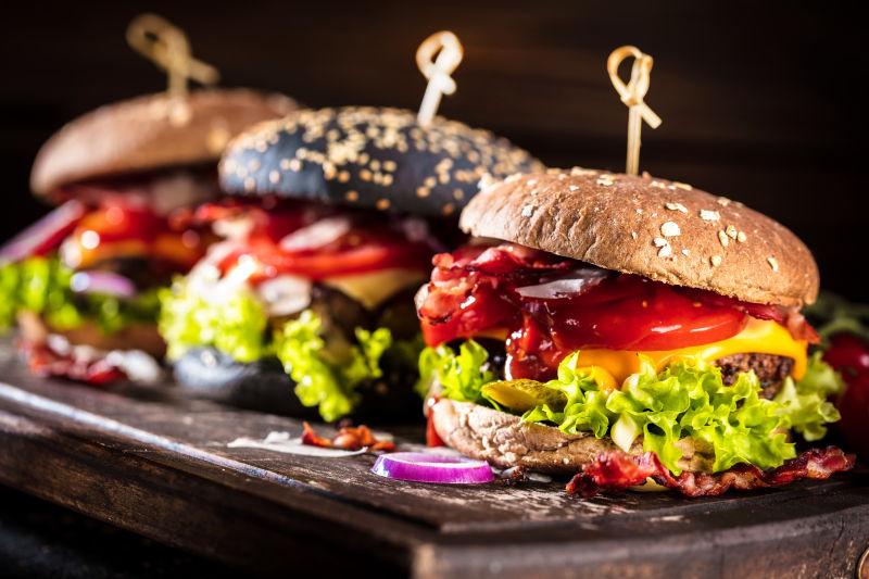 桌面上三个美味的汉堡