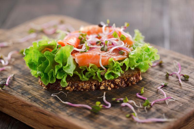 木板上的鲑鱼沙拉