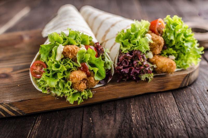 桌子上的两个美味的墨西哥牛肉卷