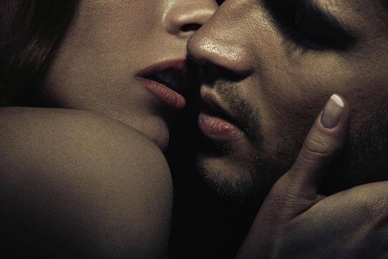 亲吻的年轻性感情侣