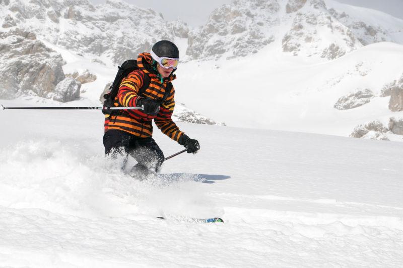 滑雪的青少年运动员