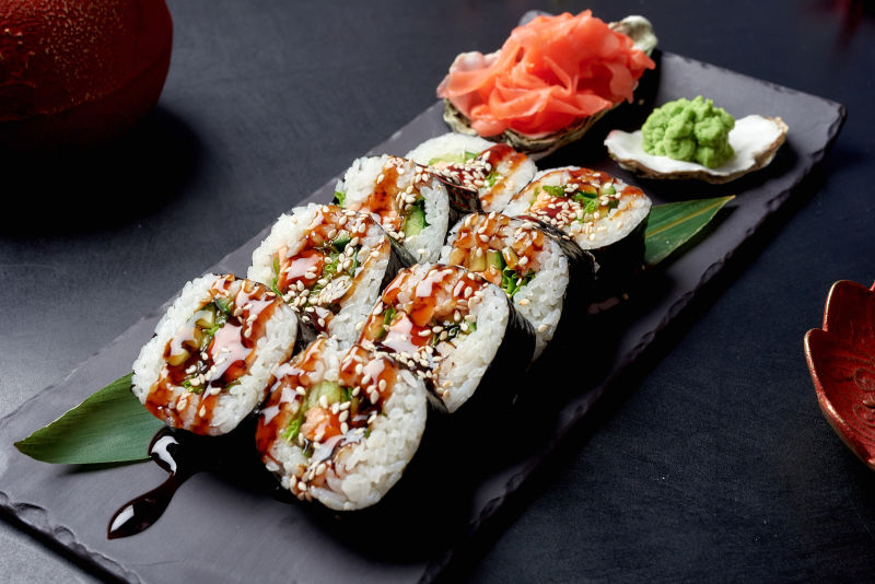桌子上的美味日本寿司