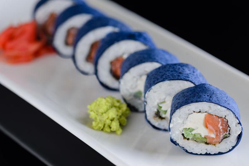 盘子里的鲜鲑鱼寿司