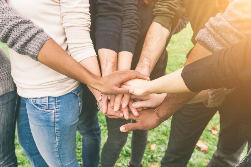 多族群的朋友双手堆叠表示团队合作