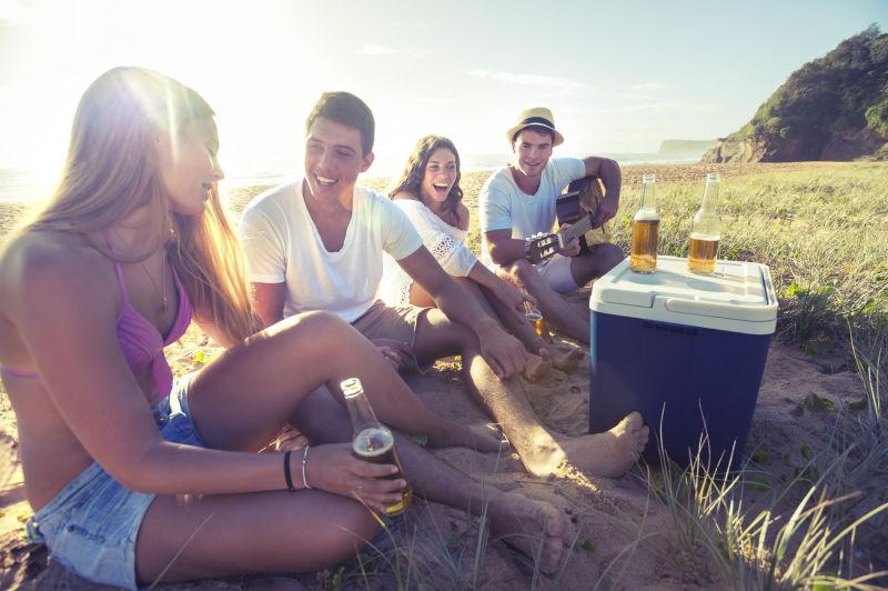 朋友们在海滩上喝啤酒