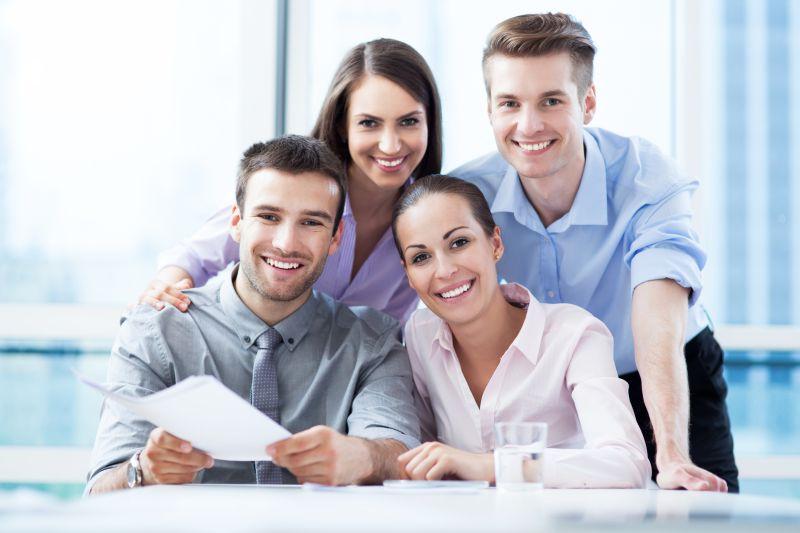 办公室快乐的年轻人业务团队