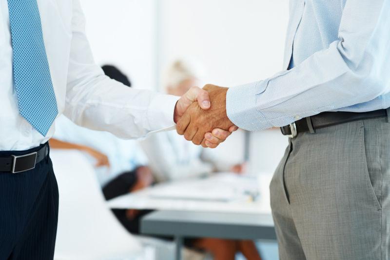 办公室里握手的外国商人