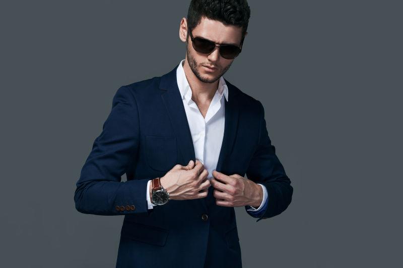 年轻英俊的戴墨镜的男人