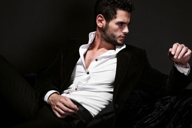 长着胡子的英俊的男