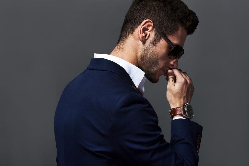 戴着墨镜和手表的英俊男子