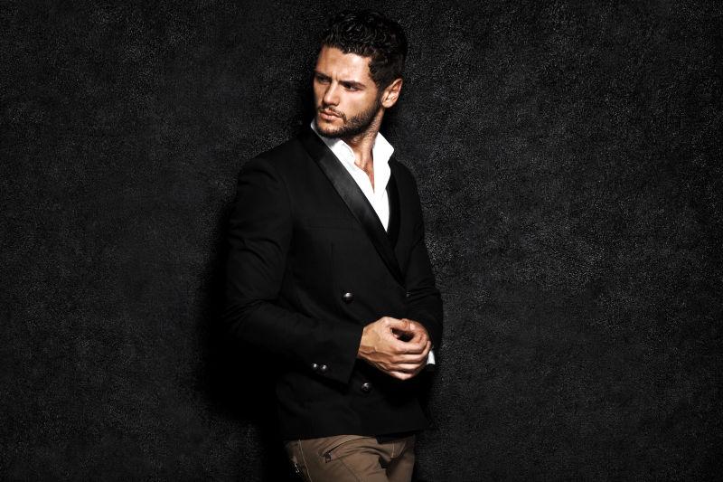 黑色背景下帅哥摆姿势