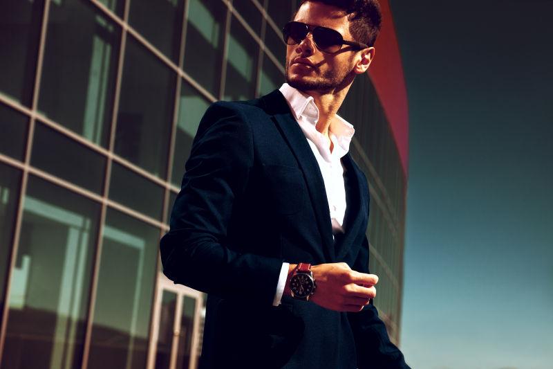 戴着墨镜的年轻英俊的男人