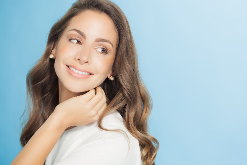 蓝色背景中的微笑美女