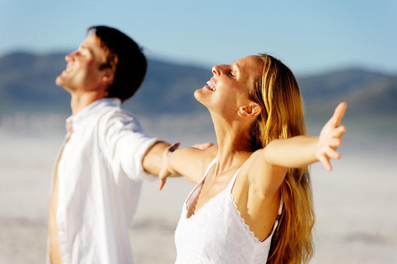 享受阳光照射的夫妇