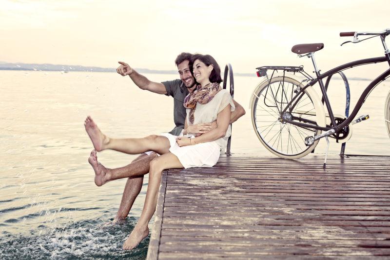 坐在海边木栈道上的夫妻