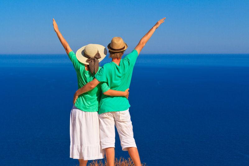 看着大海景色的夫妻