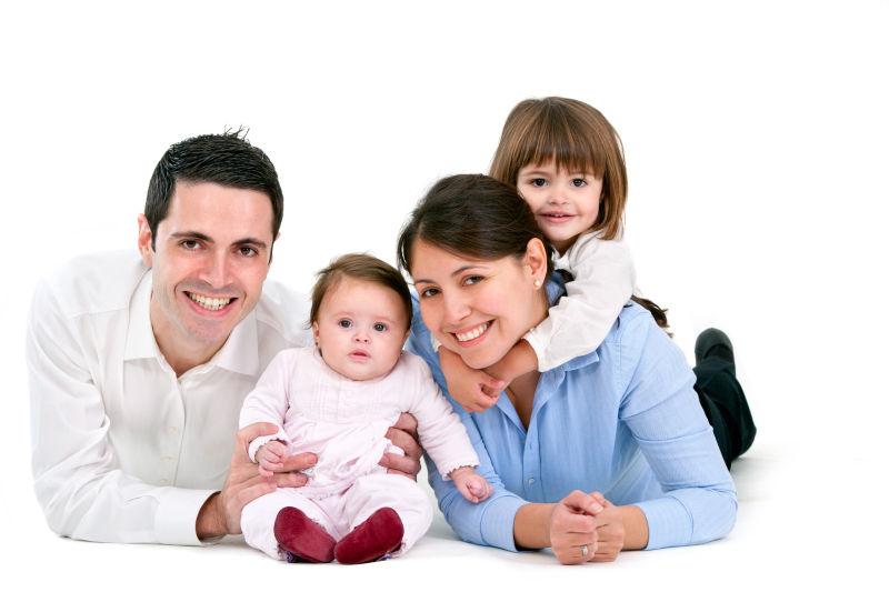 白色背景上的幸福的一家四口