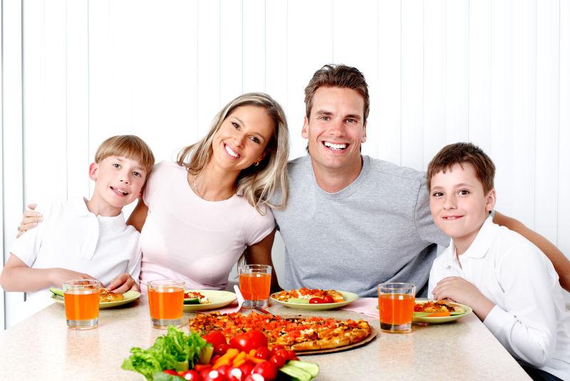 白色背景上的准备吃披萨的一家四口