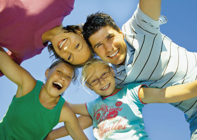 头靠头围成一圈的一家四口