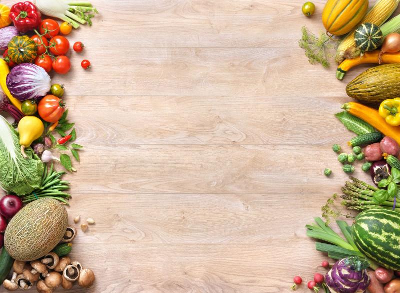 木桌背景中不同的水果和蔬菜
