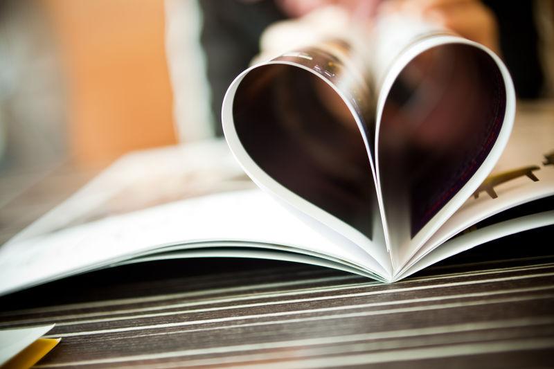书页纸形成的心形