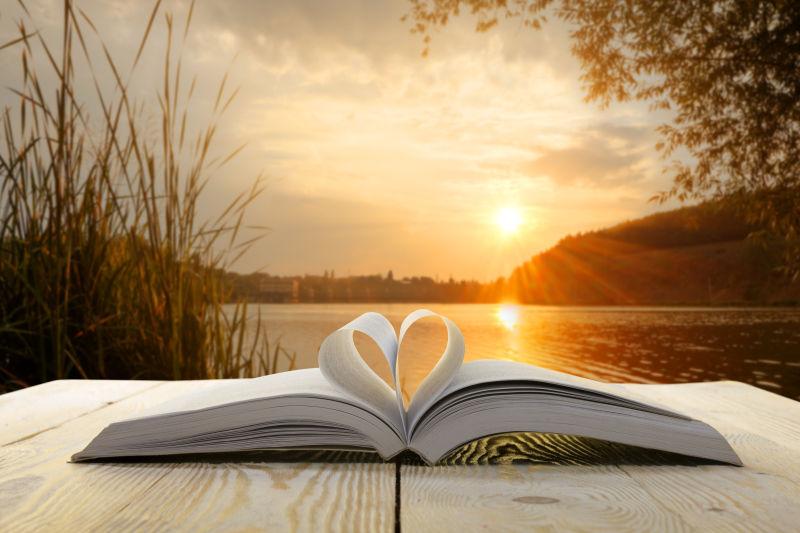 木桌上打开的书