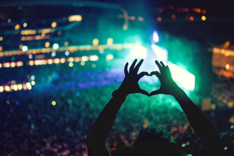 在音乐会上歌迷双手拼成的心形