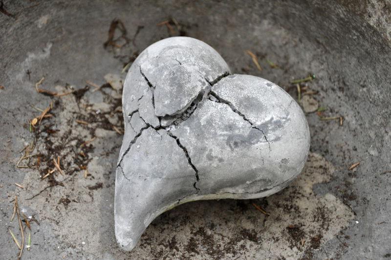 破碎的混凝土心