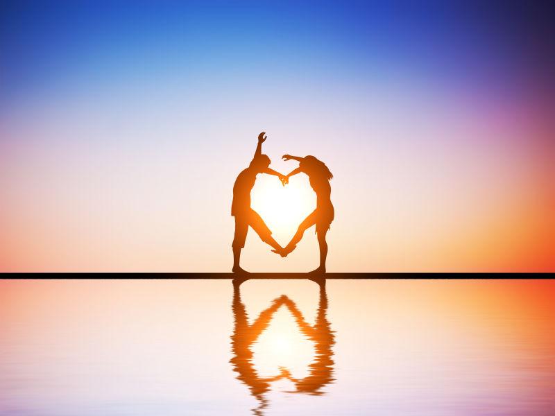 阳光下水中用身体拼成的爱心形状