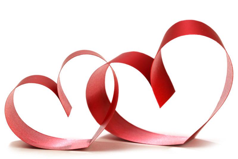 白色背景下的红色丝带相连的两颗心