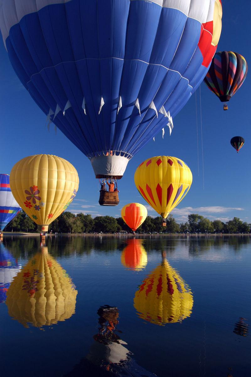 湖面上的热气球