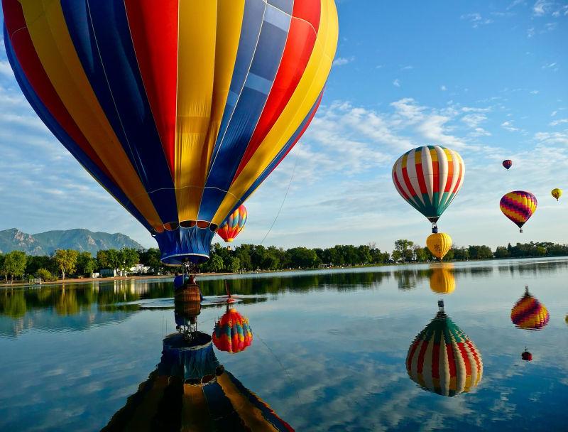 水面上倒映着的热气球