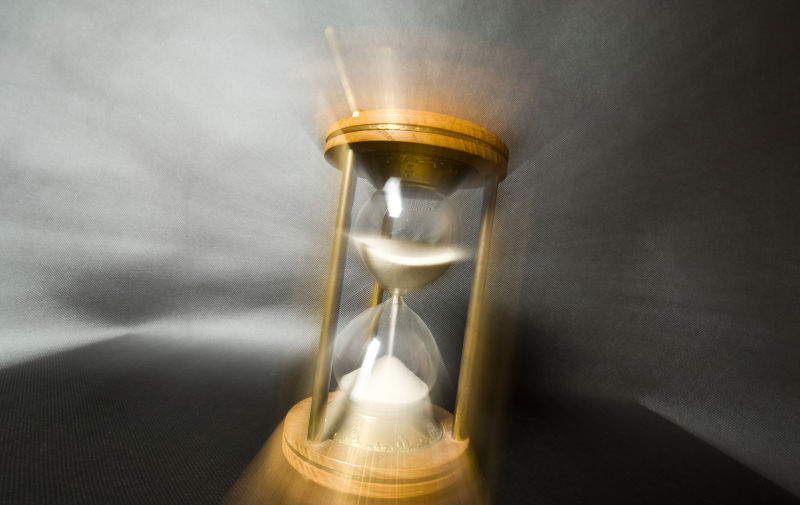 模糊背景下的沙漏