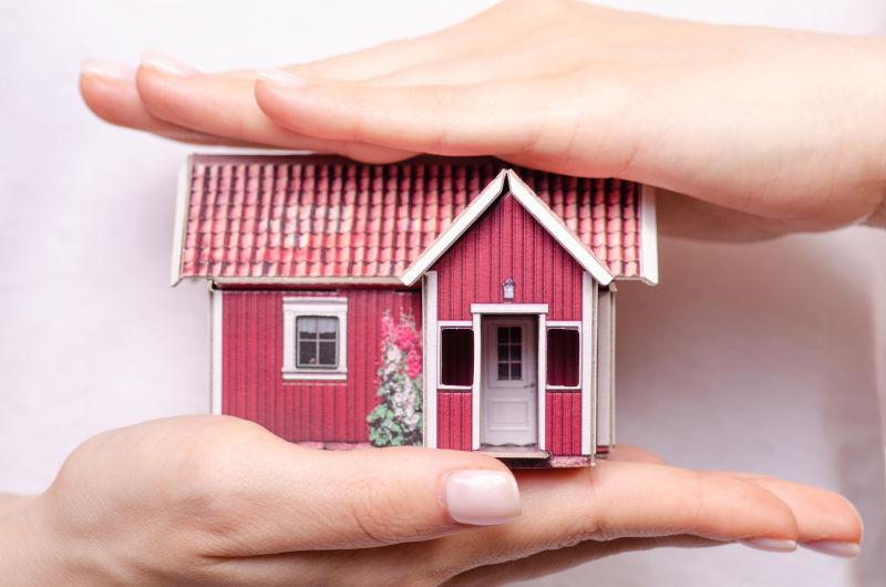 两个手掌之间的房子模型