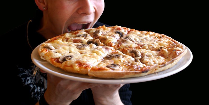 白色盘中的意大利披萨