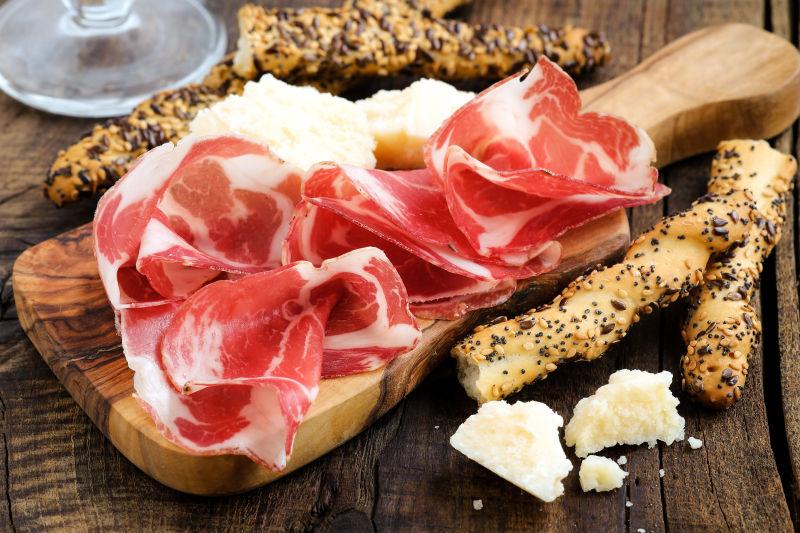 意大利的火腿或椰子面包和帕尔马