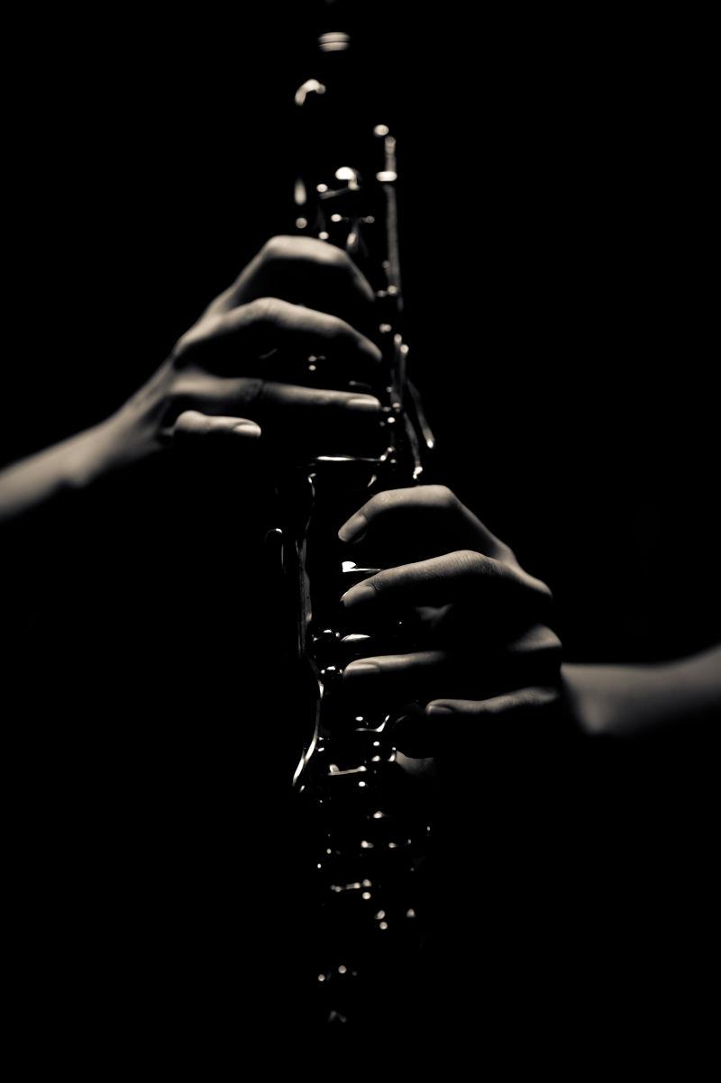 男人手上的萨克斯管